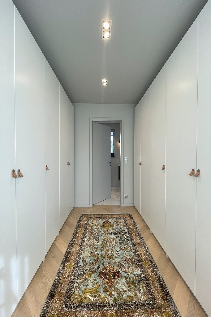 aménagement-interieur-maison-riedisheim-dressing-parquet-blanc-tapis-spot