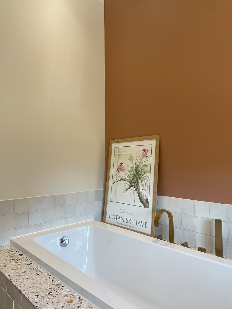 baignoire encastrée terrazzo et mur terracotta
