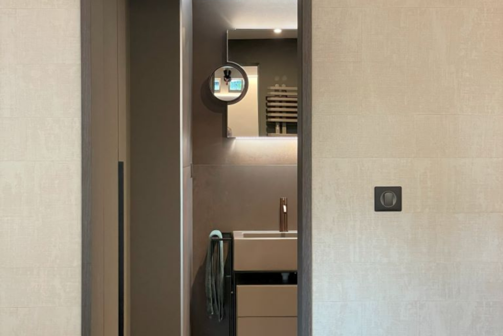 salle de bain chic aux tons chauds