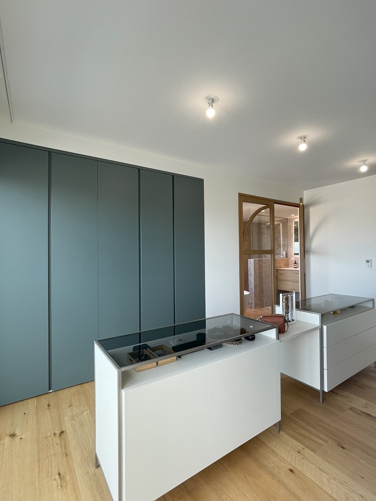 dressing sur mesure ilot de rangement vitre porte bois courbe