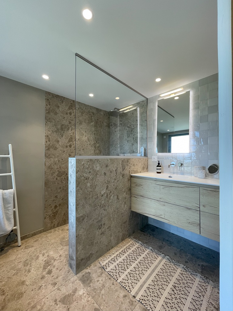 douche muret paroi verre carrelage terrazzo