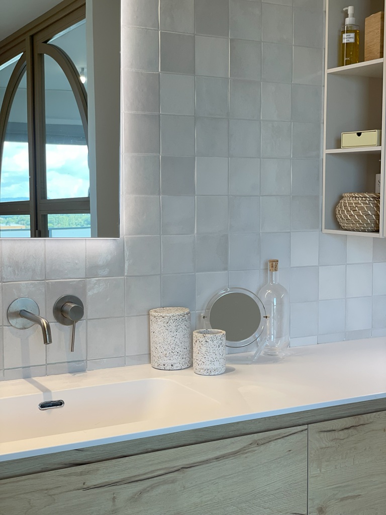 carrelage zellige blanc lavabo moulé corian niche robinetterie encastree