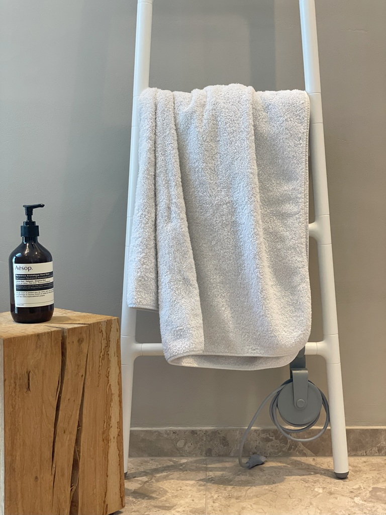 seche serviette echelle tubes savon aesop bout de canape ampm bois