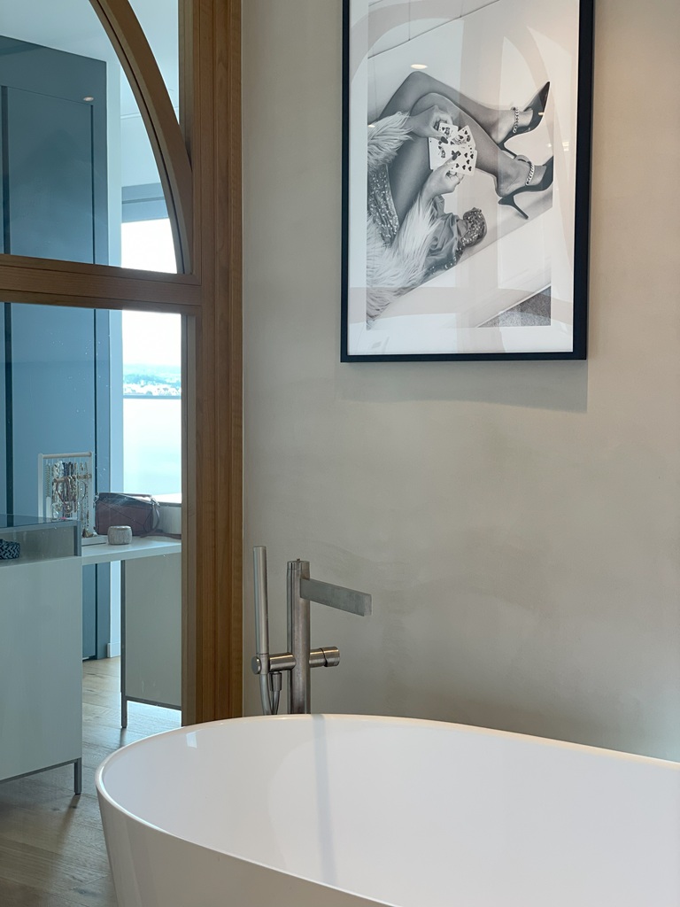 mur béton cire quai du carrelage porte bois riviera menuiserie robinetterie acier brosse