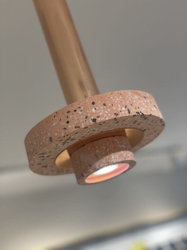 suspension terrazzo rose et cuivre